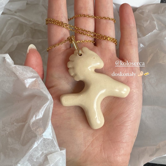 Керамічний кулон у формі коня