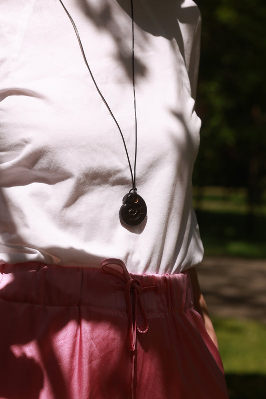 Керамічний кулон ручної роботи у формі мушлі