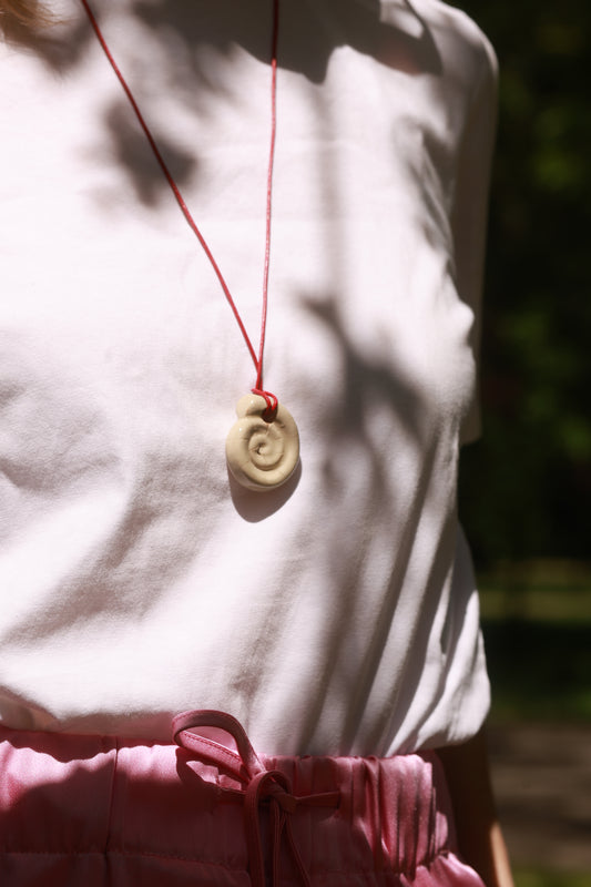 Керамічний кулон ручної роботи у формі мушлі