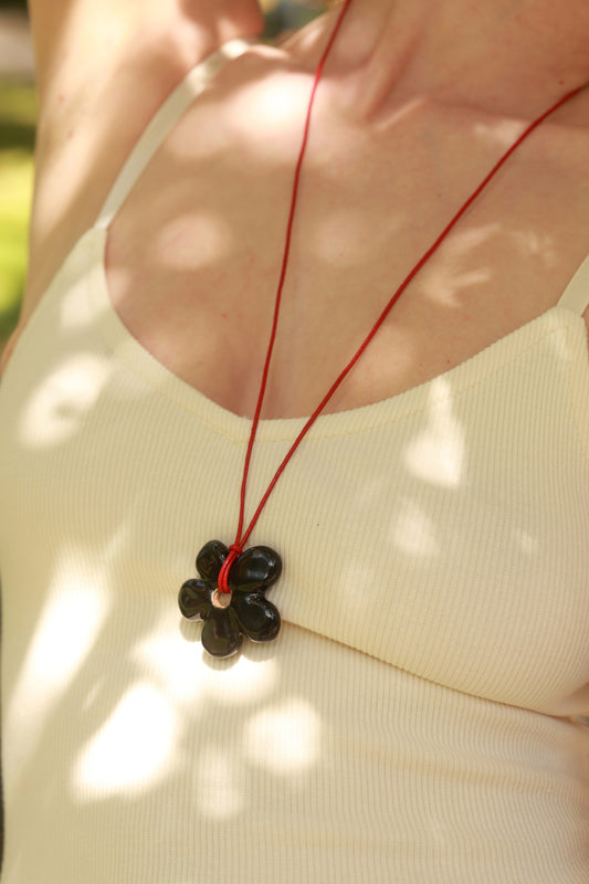 Керамічний кулон ручної роботи у формі квітки з п'ятьма пелюстками.