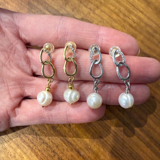 Сережки з натуральними перлами та позолоченою фурнітурою з цирконіями