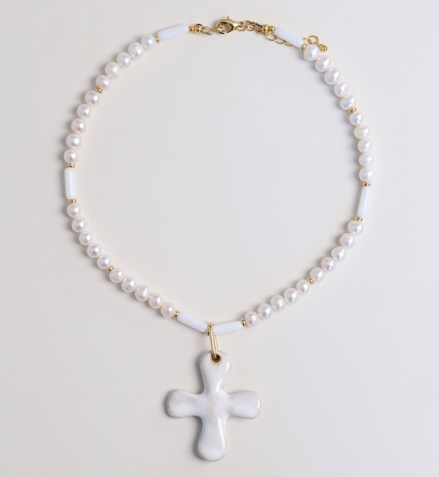 Намисто з натуральних перлів з керамічним хрестом