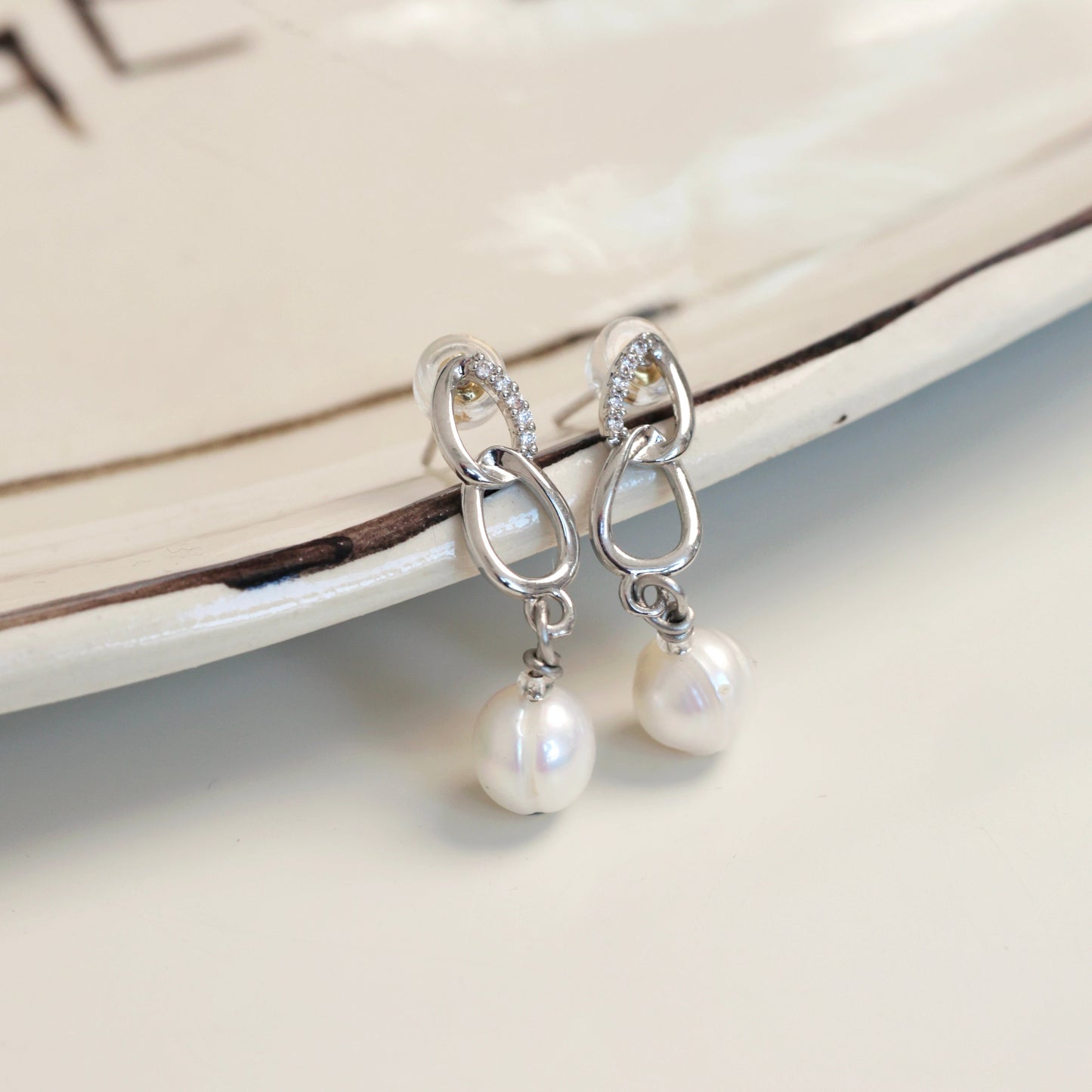 Сережки з натуральними перлами та позолоченою фурнітурою з цирконіями