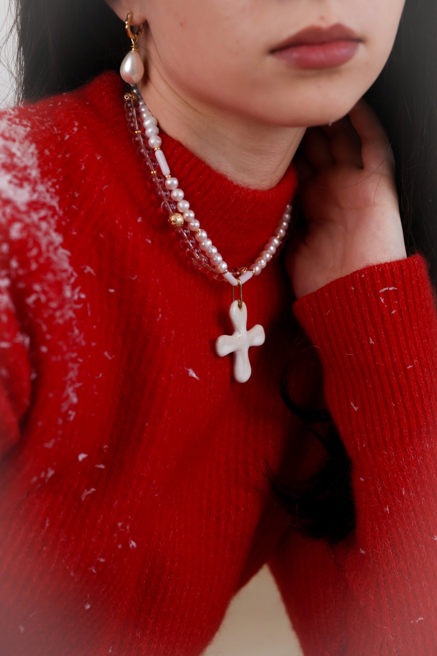 Намисто з натуральних перлів з керамічним хрестом