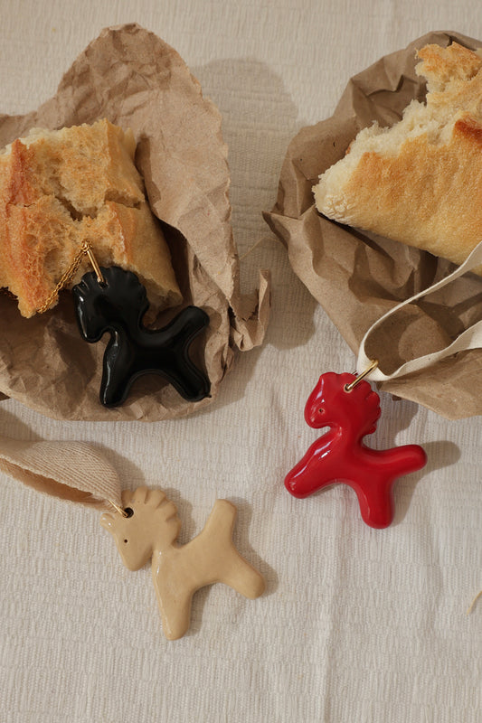 Керамічний кулон у формі коня