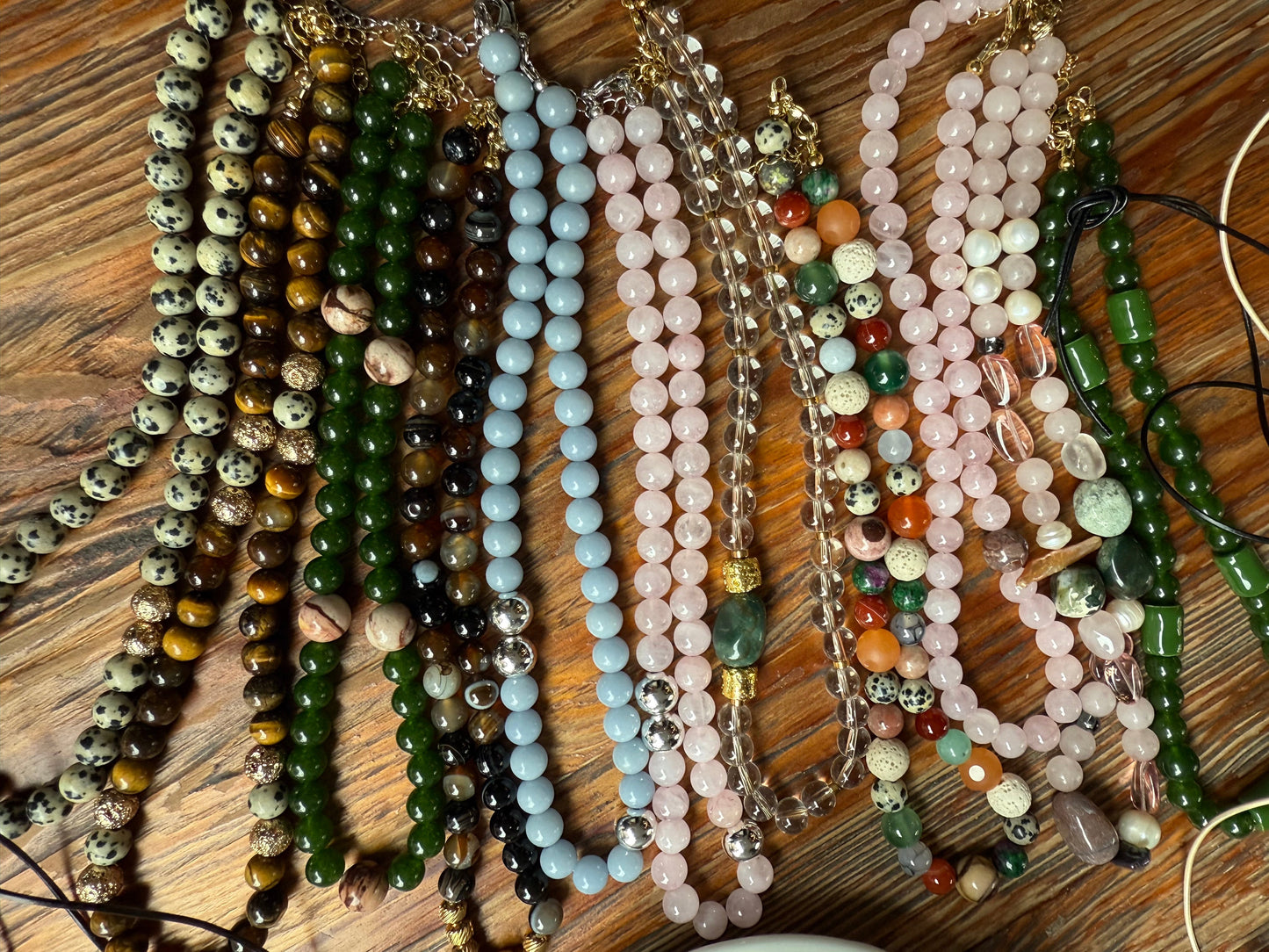 Намисто з соколиного ока й агату з позолоченою фурнітурою