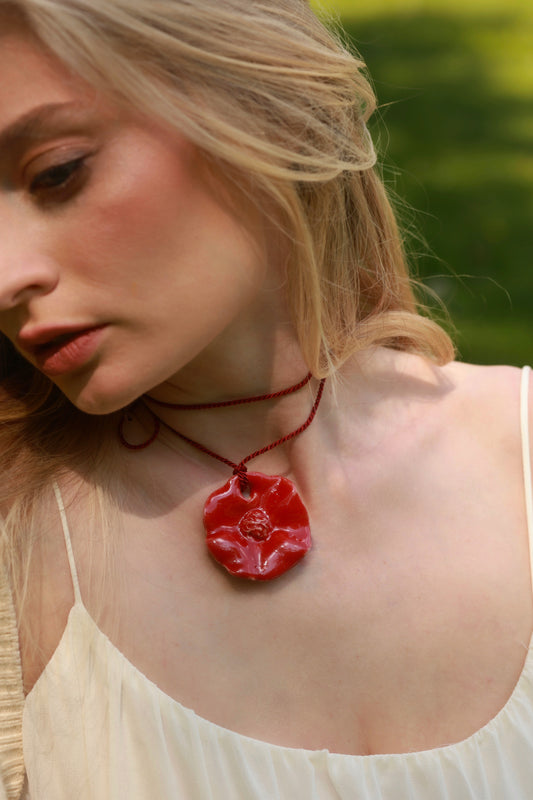 Керамічний кулон ручної роботи у формі червоного маку