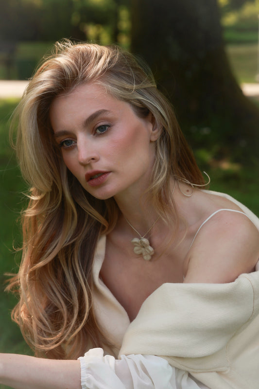 Керамічний кулон ручної роботи у формі квітки з п'ятьма пелюстками.