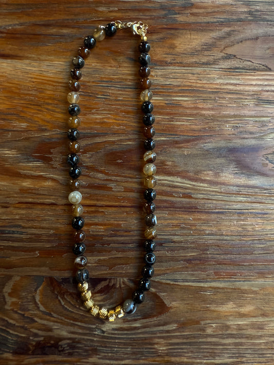 Намисто з соколиного ока й агату з позолоченою фурнітурою