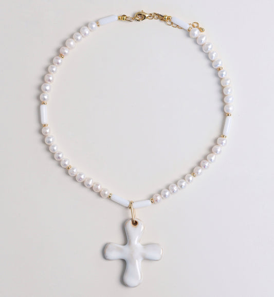 Намисто з натуральних перлів з керамічним хрестом