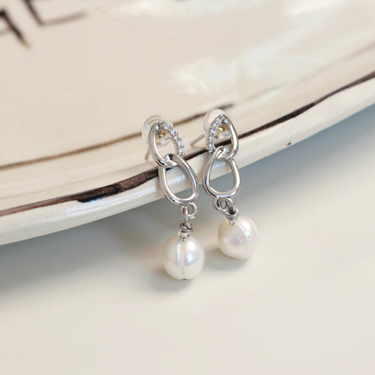 Сережки з натуральними перлами та позолоченою фурнітурою з цирконіями