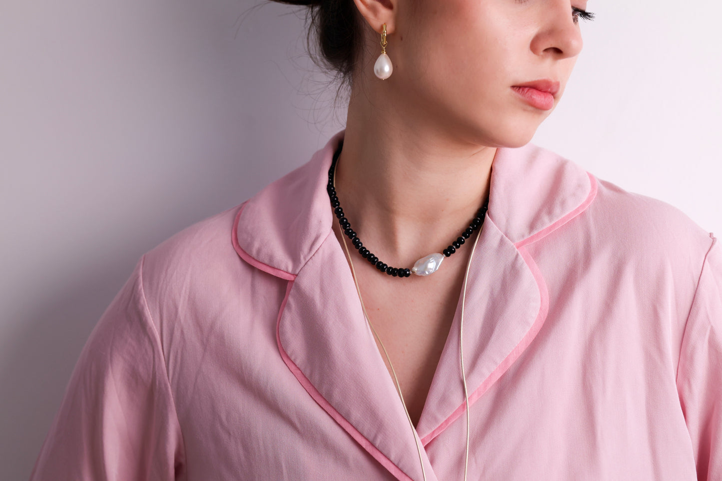 Намисто з агату, великої барокової перлини та чеської намистини