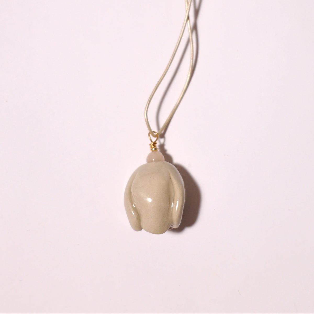 Naszyjnik FLORAL Bud Sand z beżową ceramiczną zawieszką pąka kwiatu