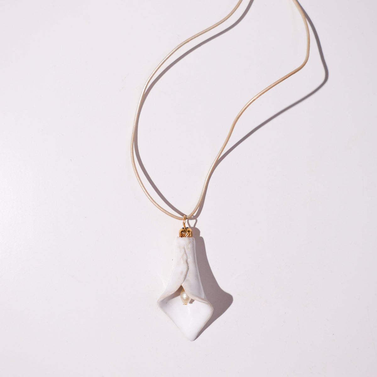 Naszyjnik FLORAL Calla Milk z ceramicznym kwiatem kalii
