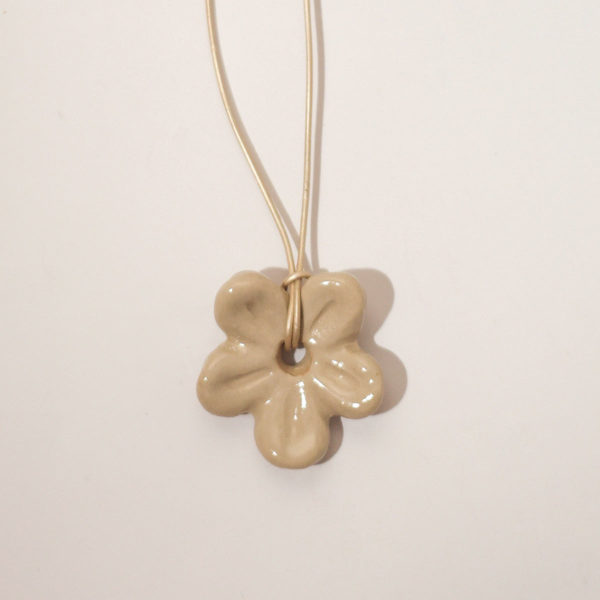 Beżowa ceramiczna zawieszka w kształcie pięciopłatkowego kwiatu – FLORAL Sand