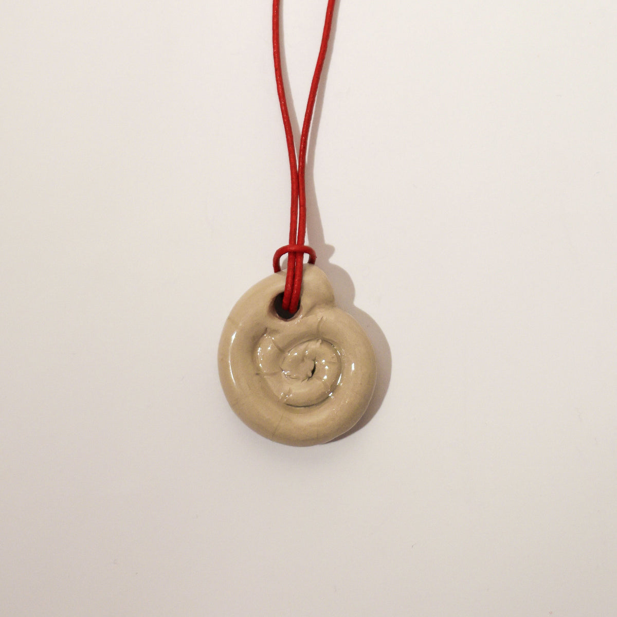 Naszyjnik z beżową ceramiczną zawieszką w kształcie muszli – MARE Muszla Sand