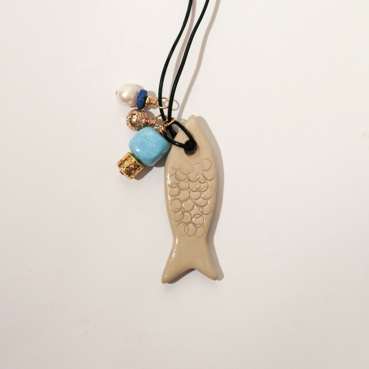 Beżowa ceramiczna zawieszka w kształcie rybki – MARE Rybka Sand