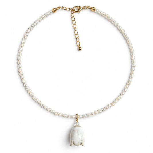 Choker FLORAL Mini Bell Pearl z naturalnych pereł i ceramicznym kwiatkiem