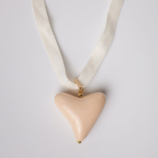 Beżowa ceramiczna zawieszka w kształcie serca – SYMBOL Serce Sand