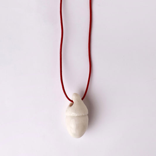 Ceramiczna zawieszka w kształcie żołędzia – SYMBOL Żołądź Milk