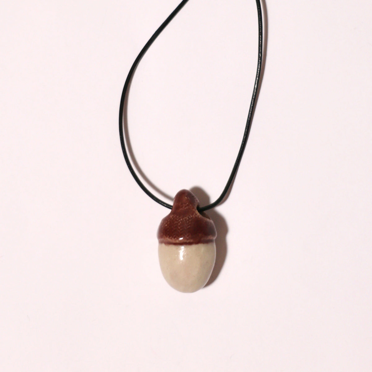 Naszyjnik SYMBOL Żołądź Sand Cocoa z ceramiczną zawieszką żołędzia