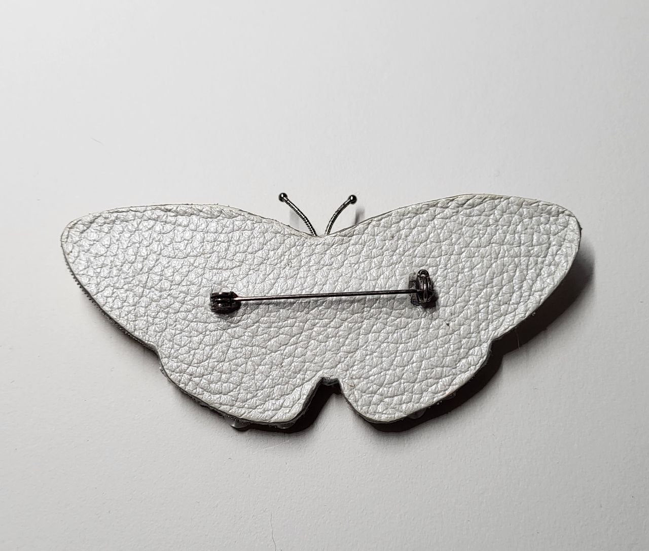 Broszka „Motyl” w stylu vintage – ręcznie haftowana